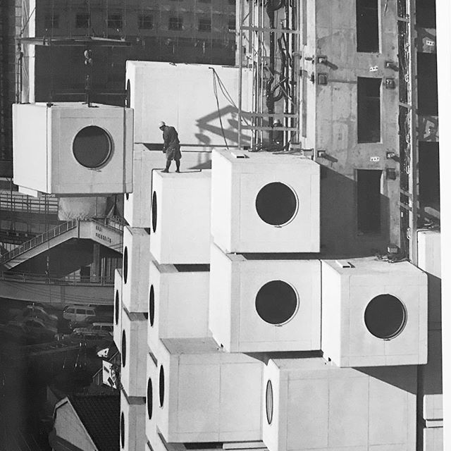 Building the Nakagin Capsule Tower, 1972.
.
#nakagincapsuletower #japanarchitecture #tokyoarchitecture #1972 #architecturephotography #architecture #bnw #bnwphotography #bnw_photography #bw #bwphotochallenge #bwphoto #blackandwhitephotography bit.ly/2opB5IC