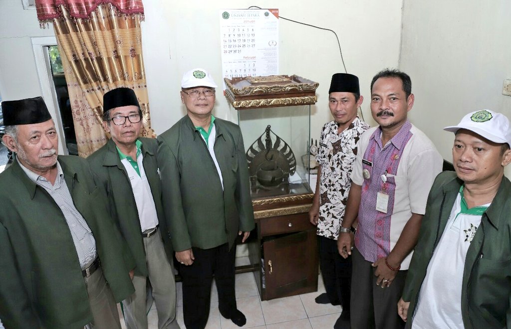 Tahukah anda, sejarah Ds. Damarwulan Keling ? Barawal dari sebuah lampu "Blencong" yg bernilai history dlm dunia pewayangan. Ditemukan dlm kondisi terawat baik, dan saat ini disimpan sbg icon Damarwulan. Turun temurun dr sesepuh desa. #jeparamempesona