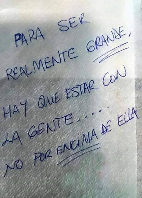 Buenos días. Para ser realmente grande, hay que estar con la gente y no por encima de ella. #FelizMiercoles
