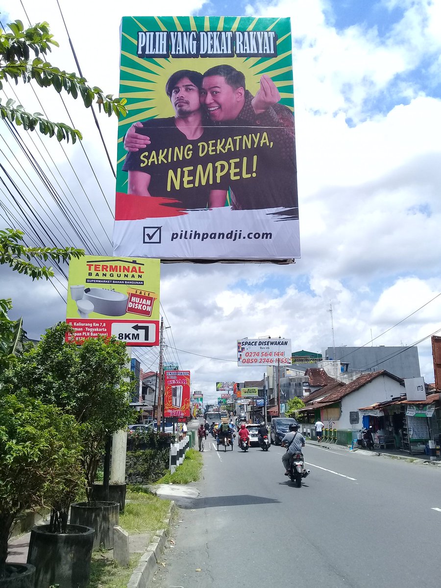Sir_Edwin's tweet photo. Tiba tiba muncul beginian gede banget di jl Godean Jogja. Gak jauh dari situ dan gak kalah gedenya ada gambar Anis Matta calon presiden 2019.

Jangan-jangan @pandji akan jadi.....

Brand Ambassador utk Sate Klatak pak Jede Sleman??? Hmmm... https://t.co/UVEXrBz0od