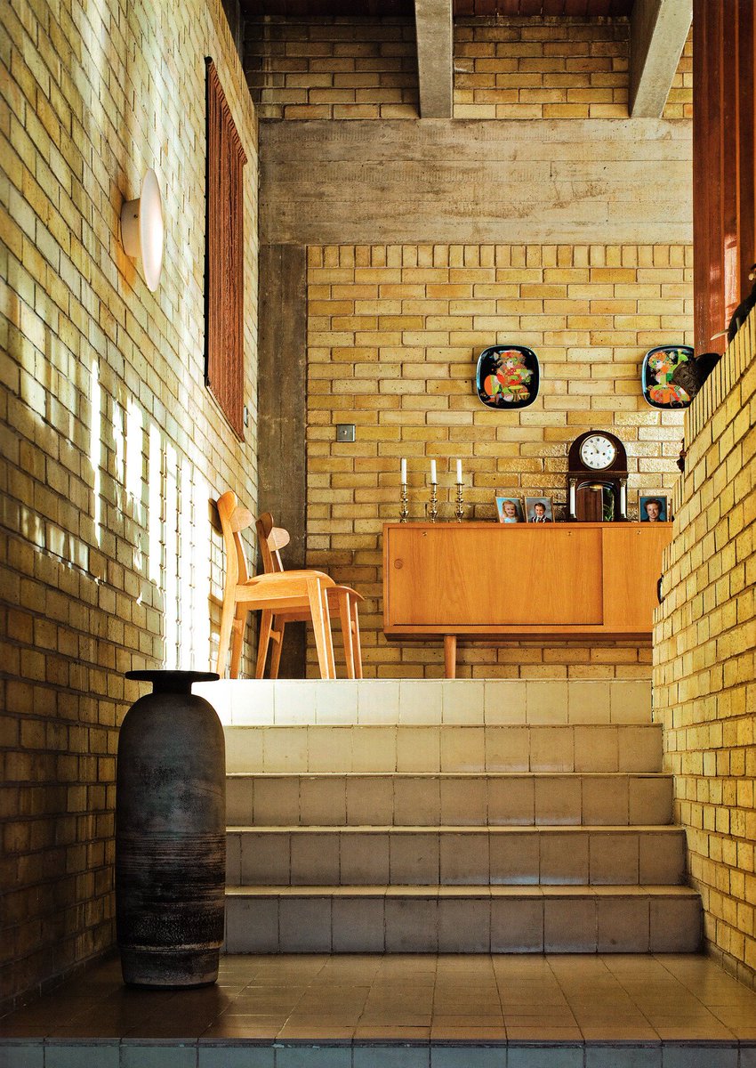 Casa Ahm (1962), obra de Jørn Utzon y Povl Ahm (ingeniero colaborador d Utzon en la Ópera d Sydney).
Al parecer Utzon nunca visitó la parcela pero sin duda este pabellón doméstico a base de vigas prefabricadas de hormigón armado y ladrillo merece la pena.
#MiercolesEnladrillado