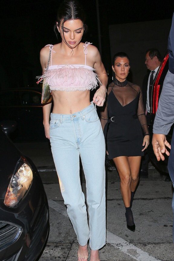 Dün gece Hollywood Craig’s restorantından çıkarken görüntülenen kardeşler #KendallJenner ve #KourtneyKardashian 👧🏻👩🏾 <a href="/KendallJenner/">Kendall</a> <a href="/kourtneykardash/">Kourtney Kardashian</a> 
#kendalljenner #kourtneykardashian #originelmag