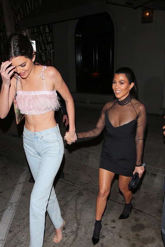 OriginelMag's tweet photo. Dün gece Hollywood Craig’s restorantından çıkarken görüntülenen kardeşler #KendallJenner ve #KourtneyKardashian 👧🏻👩🏾 @KendallJenner @kourtneykardash 
#kendalljenner #kourtneykardashian #originelmag https://t.co/ZP356eGjfW