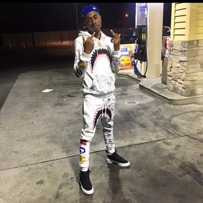 LOE_DAR's tweet photo. She toss an turn when she ain't sleeping wit me she trust ah nigga gave me a couple secrets to keep #NewProfilePic https://t.co/awER8dhwtn