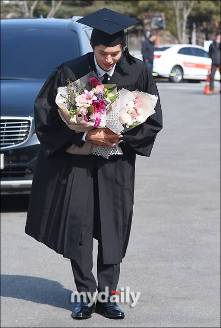 theseoulstory's tweet photo. 🎉 Park Bo Gum graduating from Myongji University today. Happy graduation! @BOGUMMY https://t.co/mNr3MB7BaN