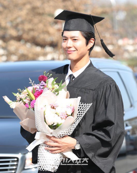 officialbogumph's tweet photo. [PRESS PHOTO] 180221 @BOGUMMY at the Yongin Campus of Myongji University for his graduation ceremony. (7)

Congratulations and sending our love from the Philippines!

#Graduateof2018 #ParkBoGum #박보검 https://t.co/i62B430fFq