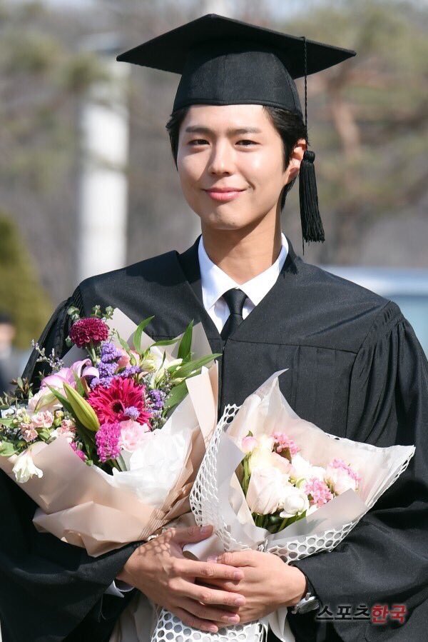 officialbogumph's tweet photo. [PRESS PHOTO] 180221 @BOGUMMY at the Yongin Campus of Myongji University for his graduation ceremony. (6)

Congratulations and sending our love from the Philippines!

#Graduateof2018 #ParkBoGum #박보검 https://t.co/OLgqBhetAG