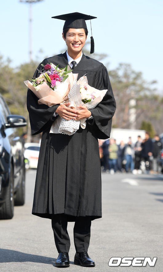 officialbogumph's tweet photo. [PRESS PHOTO] 180221 @BOGUMMY at the Yongin Campus of Myongji University for his graduation ceremony. (8)

Congratulations and sending our love from the Philippines!

#Graduateof2018 #ParkBoGum #박보검 https://t.co/MFMe6Xd8Yw