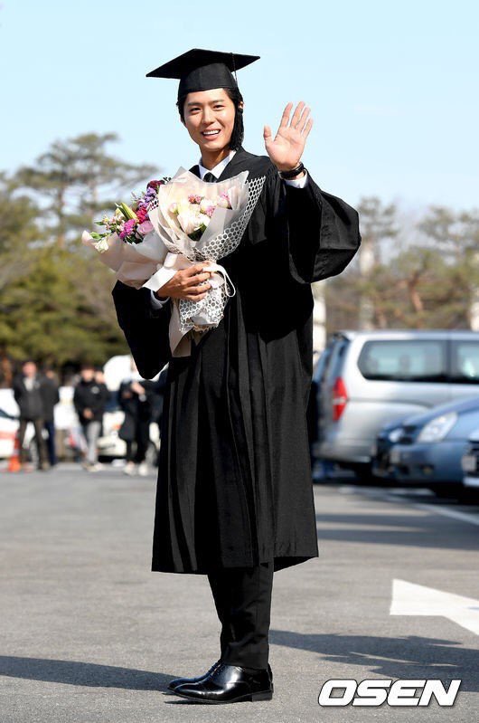 officialbogumph's tweet photo. [PRESS PHOTO] 180221 @BOGUMMY at the Yongin Campus of Myongji University for his graduation ceremony. (8)

Congratulations and sending our love from the Philippines!

#Graduateof2018 #ParkBoGum #박보검 https://t.co/MFMe6Xd8Yw