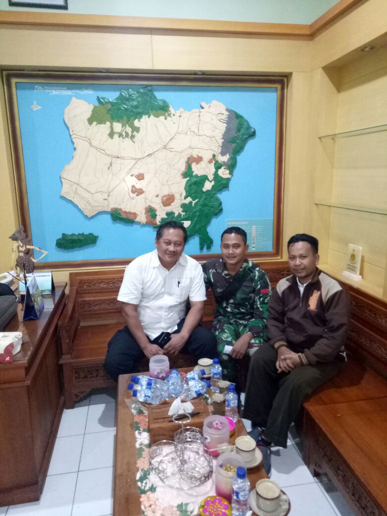 Murkahe12's tweet photo. Koordinasi antar sektor barsama ADM PERHUTANI KAB JEMBER,PASUKAN 509 , terkait PADAT KARYA ,BERJALAN DG LANCAR. SEMUGA BAROKAH.@jokowi @EkoSandjojo @arwani_p3md @DynsExcellency @DewantoAndry @AhmadErani @fourzanitongjay @EnnikYudhayanti @jm_imron @IwanAj25 @RullyDianing @agusfath https://t.co/PKMcr7EHga