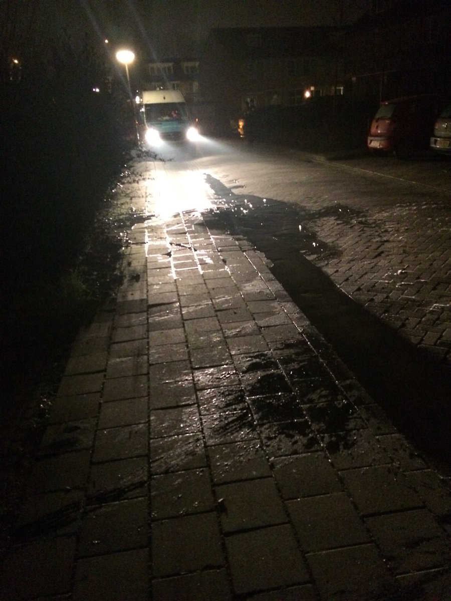 Manbat2's tweet image. Lek in de waterleiding in #diemen noord, wijk zonder water.