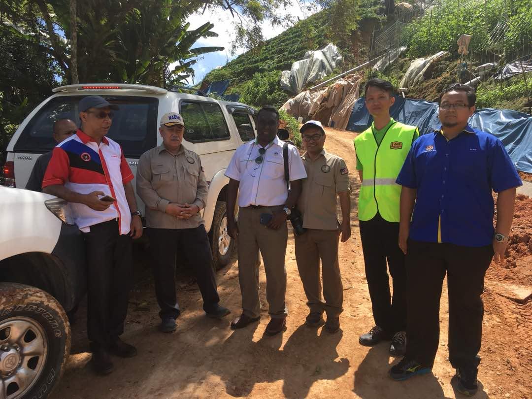 CkcSharul's tweet photo. Lawatan kerja bersama Dato' KP NADMA @mynadma @jmgmalaysia @CerunJKR @JkrCameron Projek Mitigasi Cerun KOA Sg. Tiang, Cameron Highlands, Pahang. https://t.co/n8cb3N8y2F