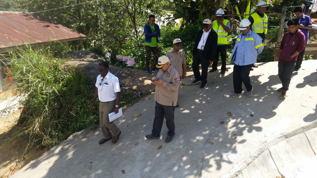 CkcSharul's tweet photo. Lawatan kerja bersama Dato' KP NADMA @mynadma @jmgmalaysia @CerunJKR @JkrCameron Projek Mitigasi Cerun KOA Sg. Tiang, Cameron Highlands, Pahang. https://t.co/n8cb3N8y2F