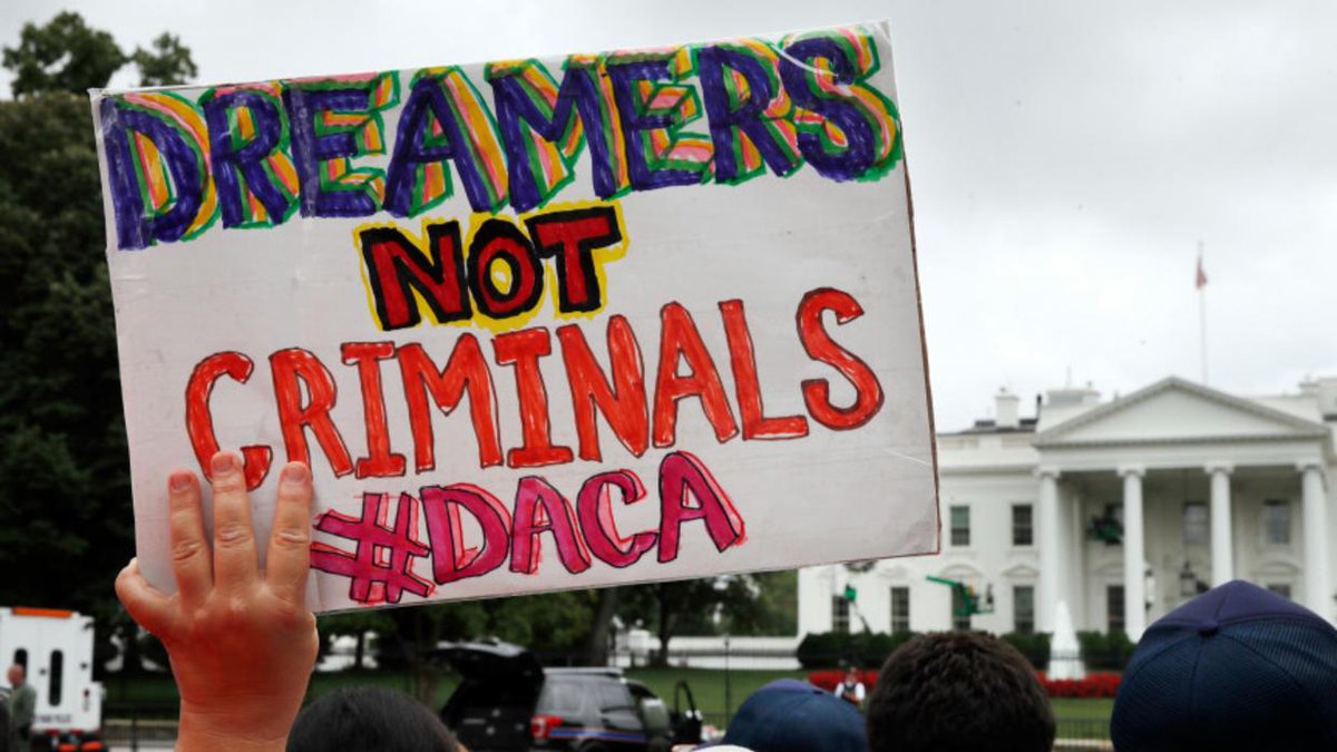 Univision's tweet photo. Tras fallo judicial, el gobierno acepta renovaciones de DACA, pero no solicitudes de jóvenes que no estuvieran inscritos https://t.co/d2qihkLH8q https://t.co/kp2lePEmxV
