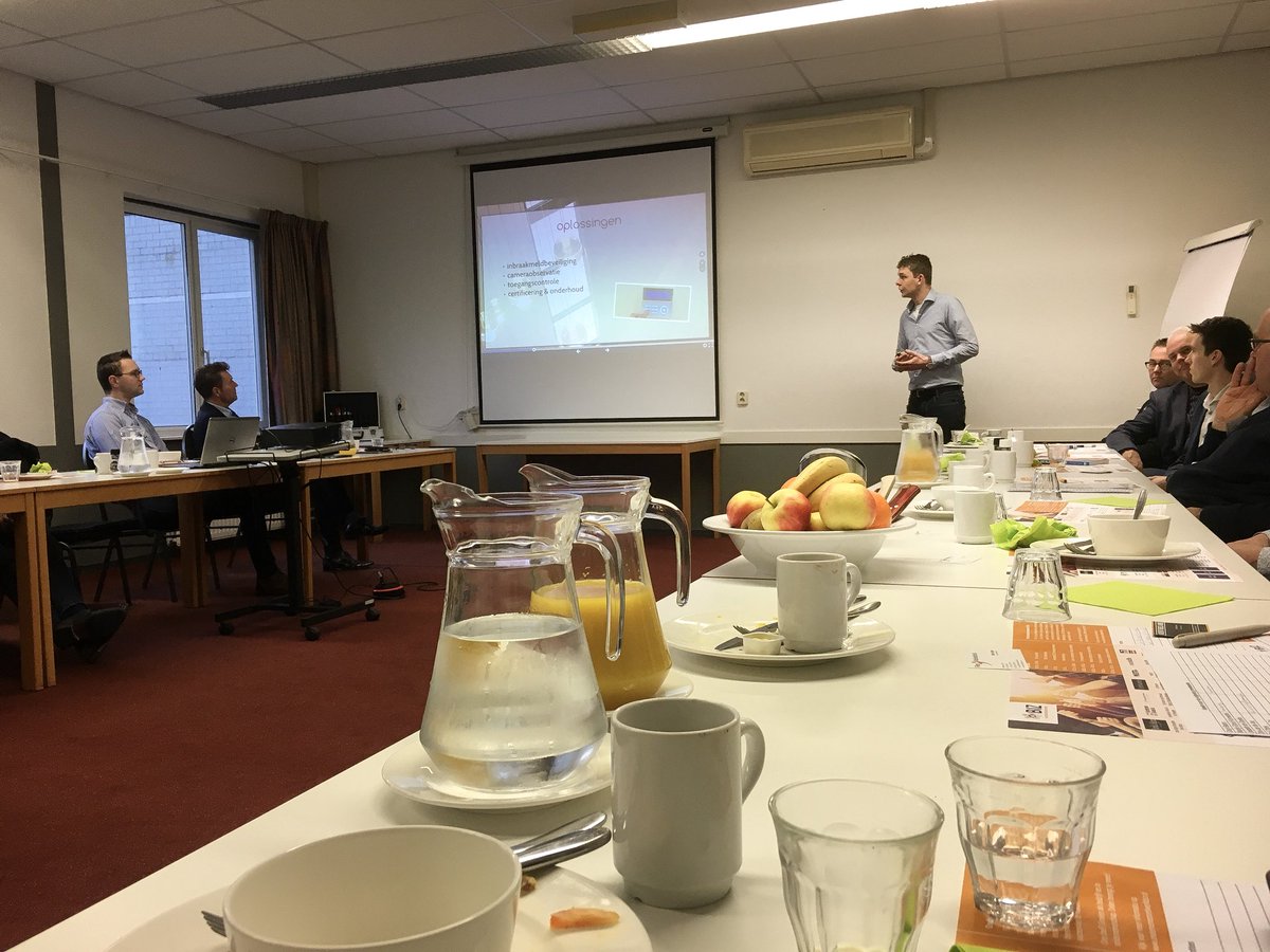 BIZNetwerk's tweet photo. 10 minuten presentatie door Rik Maassen van Hardeman en van As over beveiliging en toegangs controle #beveiliging #veiligheid #netwerken #domotica https://t.co/T5eDgI0eH4