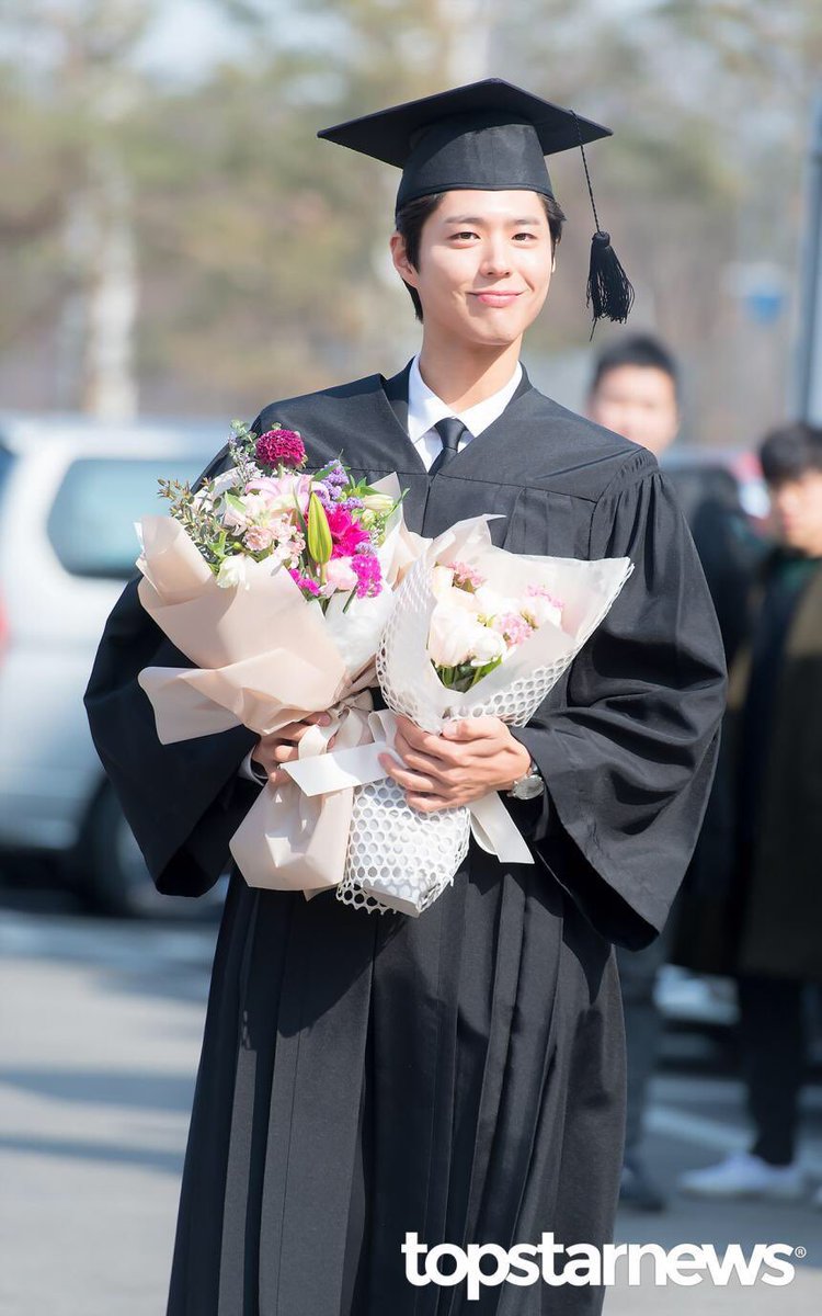 officialbogumph's tweet photo. [PRESS PHOTO] 180221 @BOGUMMY at the Yongin Campus of Myongji University for his graduation ceremony. (9)

Congratulations and sending our love from the Philippines!

#Graduateof2018 #ParkBoGum #박보검 https://t.co/an8nXGi6zu