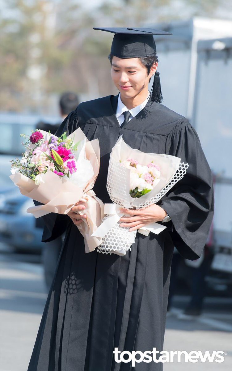 officialbogumph's tweet photo. [PRESS PHOTO] 180221 @BOGUMMY at the Yongin Campus of Myongji University for his graduation ceremony. (9)

Congratulations and sending our love from the Philippines!

#Graduateof2018 #ParkBoGum #박보검 https://t.co/an8nXGi6zu