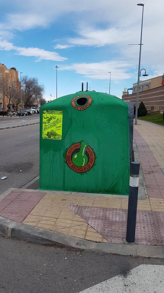 Pasqualeferr's tweet photo. Para un #Futurama más limpio😃 #Alcobendas #contenedores #reciclaje #ReciclaYRespira #vitrio #Planeta #planetexpress https://t.co/qDEWmHqL6B