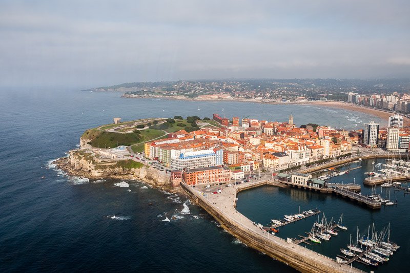 GijonTurismo's tweet photo. La llingua de mio madre, de la mio tierra. 
Pallabres que falen de la mar y los montes,
de rises y llárimes, de guerres y colleches,
d’afalagos y taragaños, de pasáu y de futuru.
Les llingües son la historia de los pueblos;
nun les dexes morrer #diainternacionaldelalenguamaterna https://t.co/rPiKs2w3VG