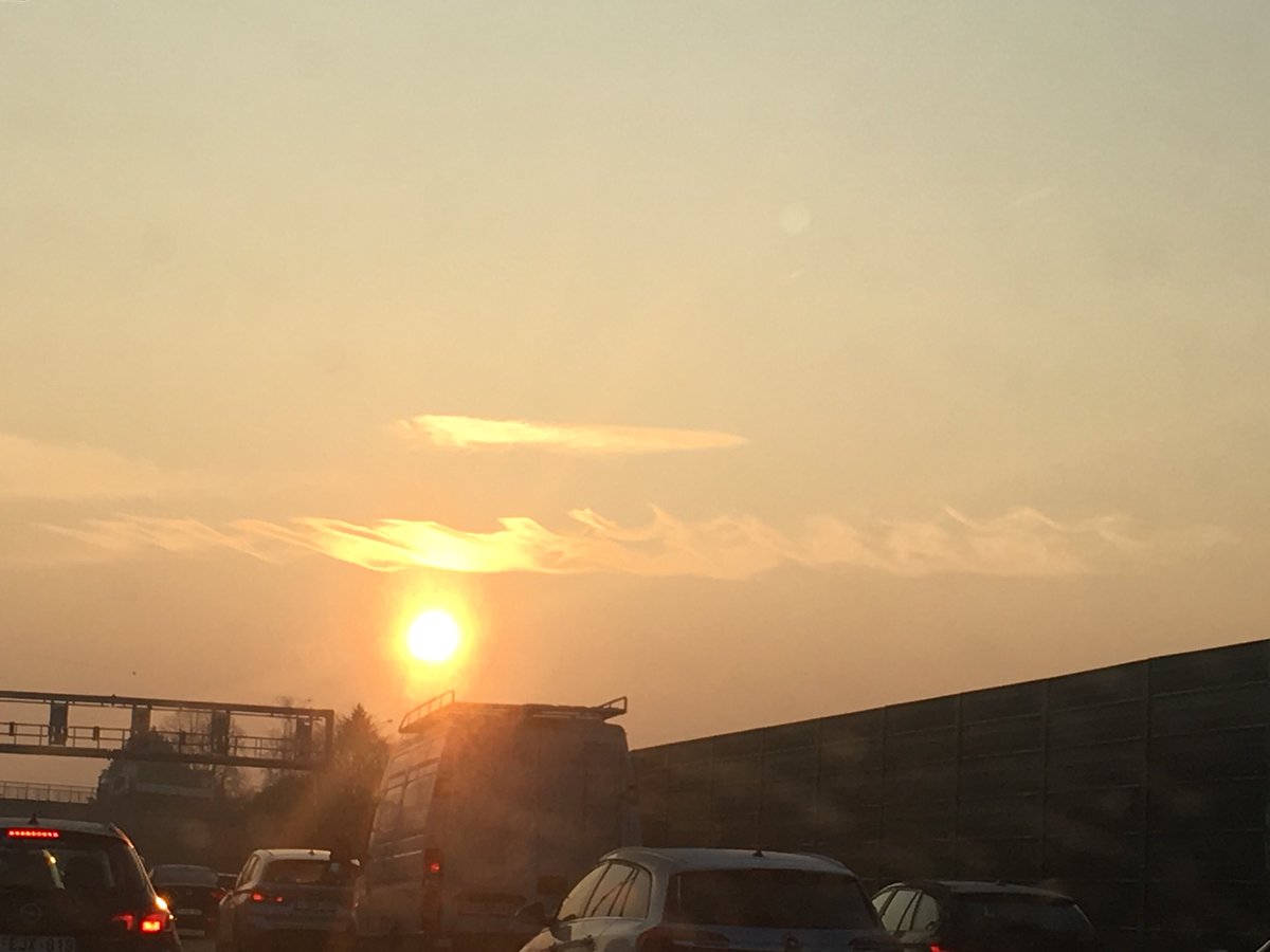 Wat een vreemde wolk net boven de zon. Precies een draaiwolk. Wat is dat? #vrtweer