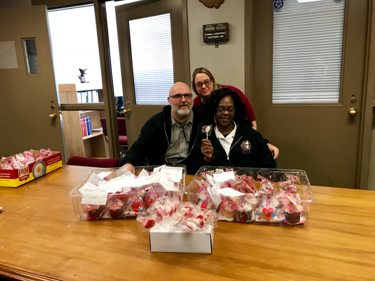 DRCOhio's tweet image. Women in Corrections sponsored a fun cupcake sale on Valentine’s Day. They raised $500 for the American Heart Association. WIC will continue the sale of various pins, bracelets and suckers, throughout the month of February. #charity #HeartHealth #Valentines2018 #Corrections