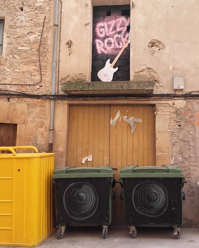 LluisAgea's tweet photo. Pels carrers de #Tàrrega. #graffiti #streetTRRG https://t.co/zcn9vxH1ZW