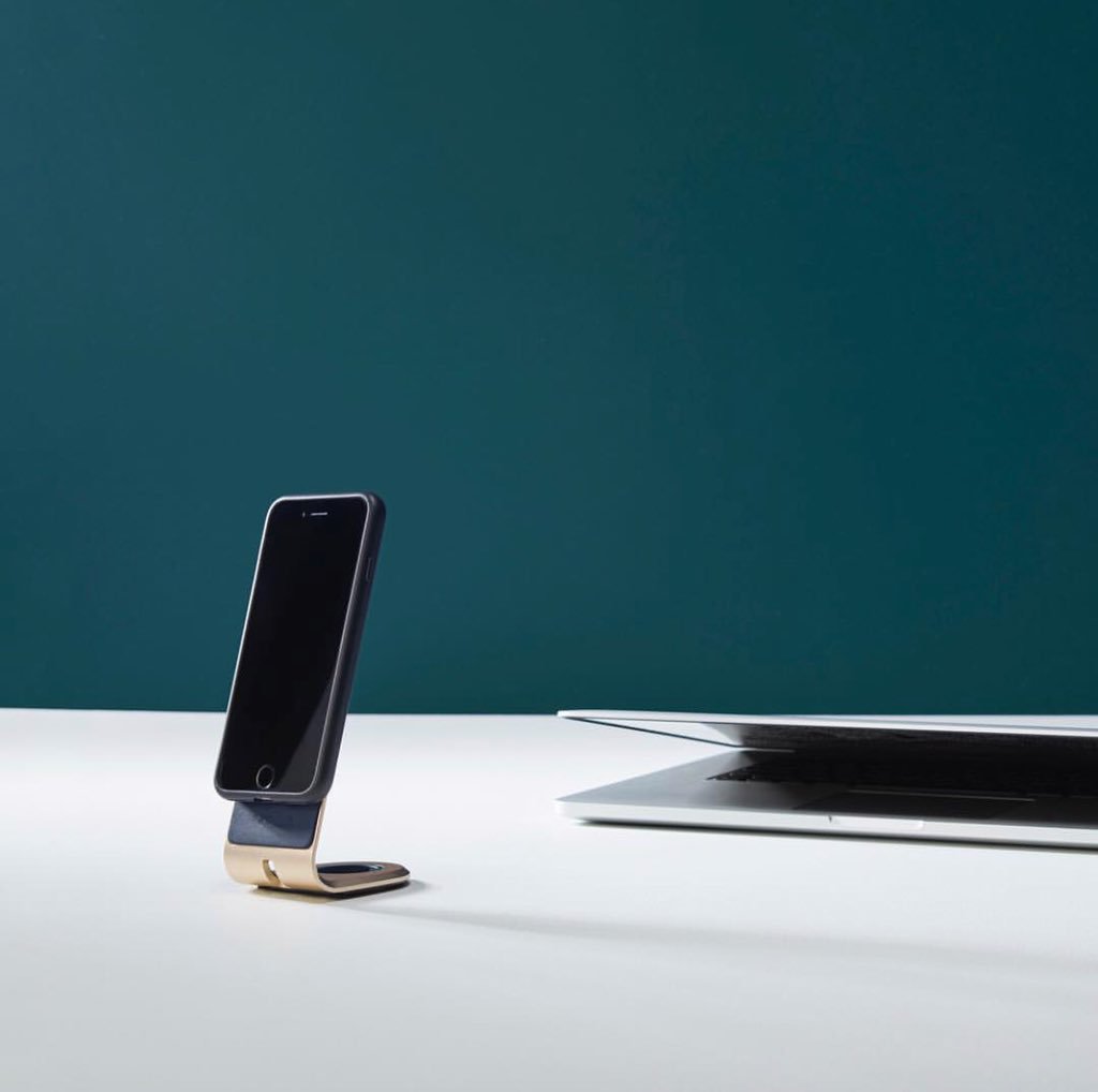 Studio_Proper's tweet photo. The perfect Desk Stand is now available. Display your phone &amp; charge your Apple Watch in style. https://t.co/pSCxeqJ3MB
...
#studioproper #properdesign #accessoires #apple #industrialdesign #watch #product #iphone #tech #smartwatch #iwatch #modern #minimal #case #rosegold #design https://t.co/iepMfUbucL