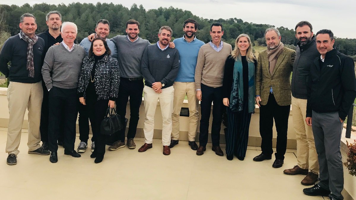 golfindustria's tweet photo. La Asociación Española de Campos de Golf se presenta en las islas Baleares https://t.co/xPd4BCu05i @AECG_es @mallorca4golf 
@GolfdeAndratx @bendinatgolf @arabellagolfmca @PonienteGolf @GolfPuntiro @golfsantaponsa @golfsongual @golfsontermens @GolfSonServera https://t.co/9UkQ6NoQky