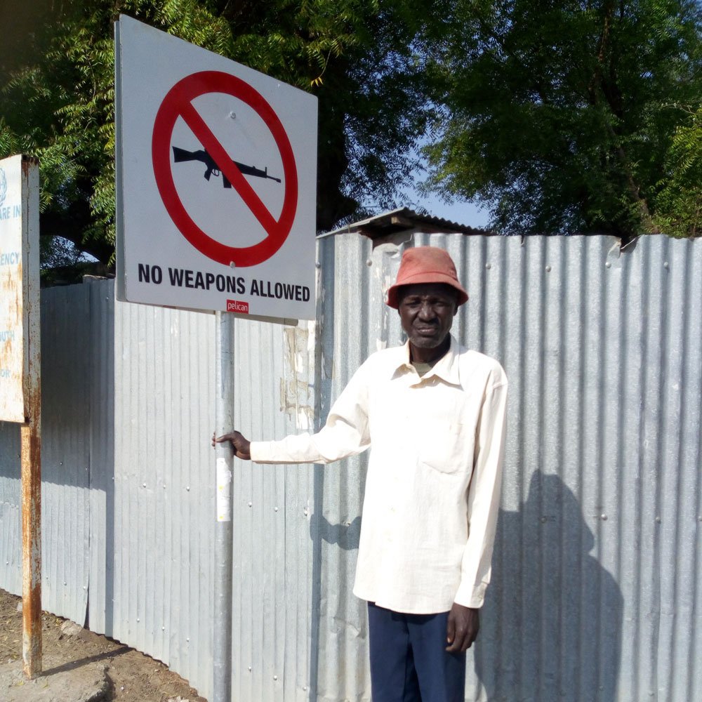 ICRC_Africa's tweet image. No weapons allowed! We helped to install this sign at Bor Main Hospital in #SouthSudan. "This will remind everyone who wants to enter the hospital," said Chor Majok, the hospital guard. "We used to tell them verbally, but now we can point to the signpost. I am grateful."