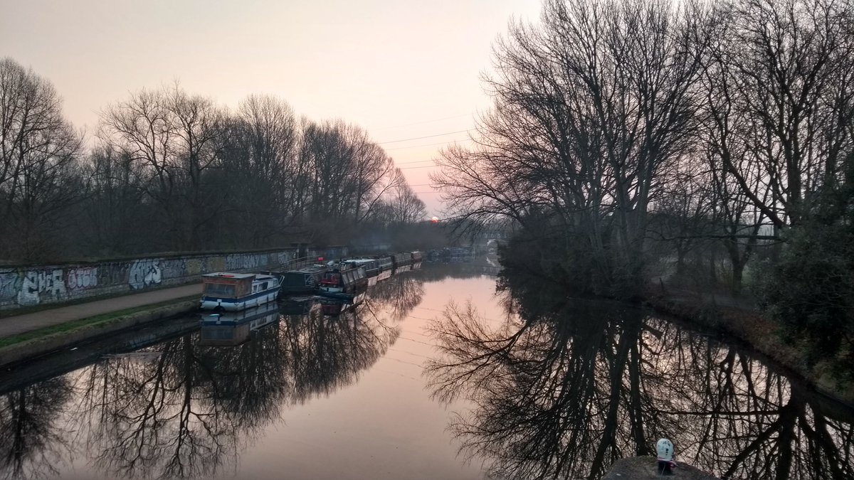 bikesandbabies's tweet photo. Gorgeous big red sun this morning. Photos totally don't do it justice. #cycletowork https://t.co/6IhZ6wUcLT