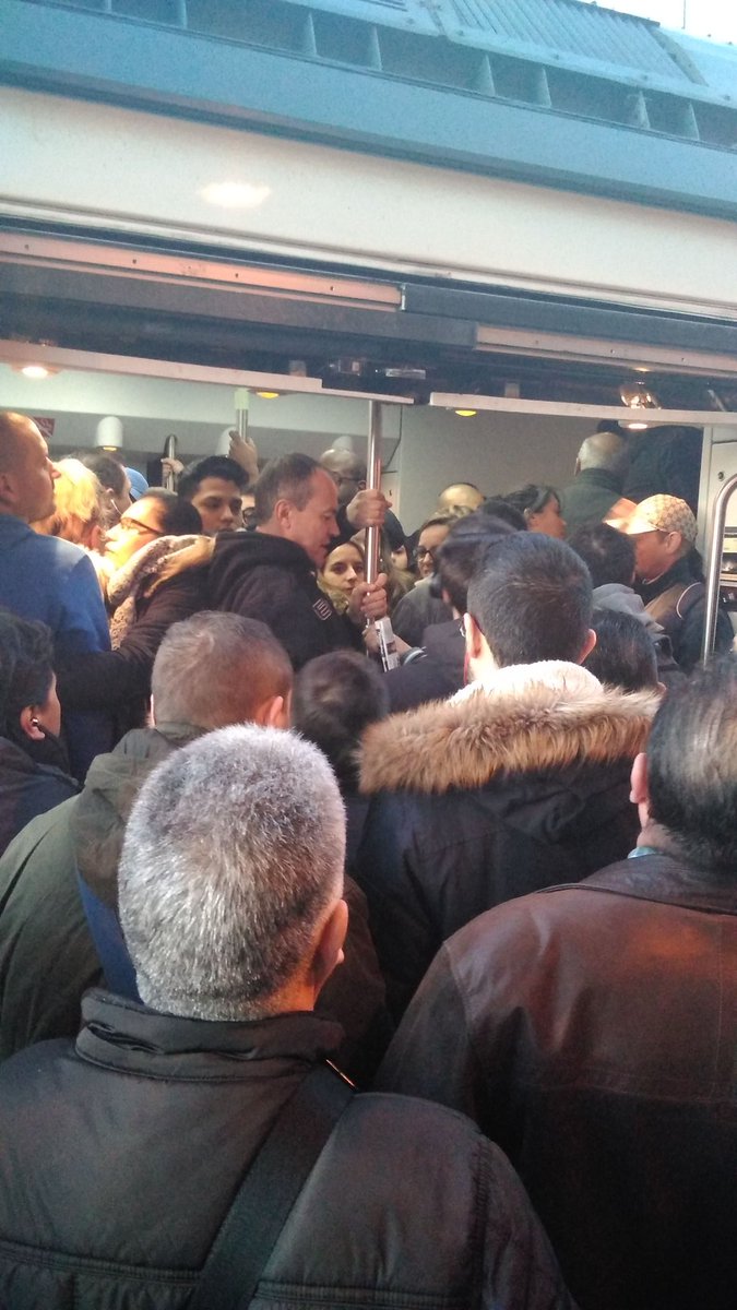 Después de un fin de semana de mucho #rugby con <a href="/ferugby/">España Rugby</a> dónde la gente ve una avería de Renfe yo veo un maul estable #vamosleones Practicando el empuje de maul gracias a <a href="/CercaniasMadrid/">Cercanías Madrid</a>