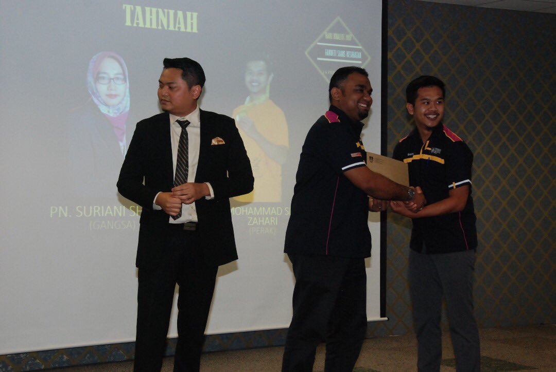 meltech_fsk's tweet photo. 2. En. Syafiq ( Pingat Perak- Anugerah Pengajar Klinikal Terbaik)
3. En. Zainudin ( Ikon Sukan FSK (lelaki)
4. En. Fahmi ( Pingat Gangsa- Anugerah Pengajaran )
#meltech19 #FSKpower #FSKsynergy #FSKeverywhere #UiTMPuncakAlam https://t.co/DV6iJf7Fw6