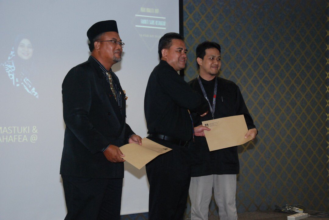 meltech_fsk's tweet photo. 2. En. Syafiq ( Pingat Perak- Anugerah Pengajar Klinikal Terbaik)
3. En. Zainudin ( Ikon Sukan FSK (lelaki)
4. En. Fahmi ( Pingat Gangsa- Anugerah Pengajaran )
#meltech19 #FSKpower #FSKsynergy #FSKeverywhere #UiTMPuncakAlam https://t.co/DV6iJf7Fw6