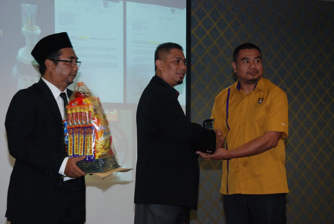 meltech_fsk's tweet photo. 2. En. Syafiq ( Pingat Perak- Anugerah Pengajar Klinikal Terbaik)
3. En. Zainudin ( Ikon Sukan FSK (lelaki)
4. En. Fahmi ( Pingat Gangsa- Anugerah Pengajaran )
#meltech19 #FSKpower #FSKsynergy #FSKeverywhere #UiTMPuncakAlam https://t.co/DV6iJf7Fw6