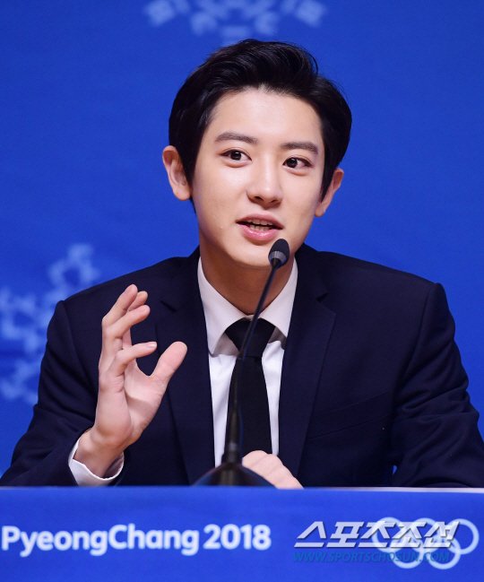 yeolmaefarmcom's tweet photo. [포토] 컬링팬 찬열 ＂제 어머니 이름도 '영미'예요!' (출처 : 스포츠조선 | 네이버 TV연예) https://t.co/8oSPYqx1Sf

#iHeartAwards #BestFanArmy #EXOL @weareoneEXO https://t.co/sdJMi3h2Iy
