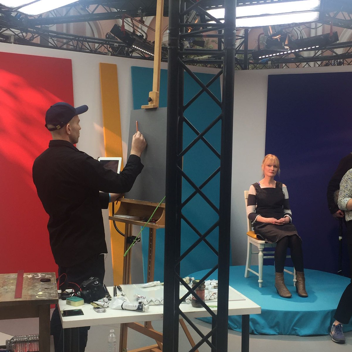 MarcusCallum's tweet image. Had fun trying to paint Claire Skinner in @SkyArts #PortraitArtistoftheYear 2018, series 4, episode 6 - available to view on Sky TV and Now TV...