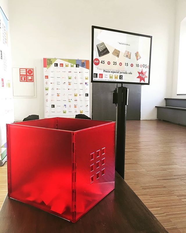dissenygrafic's tweet photo. Participa al sorteig del Pack del Col.legi! Aprofita que queda poc: posa el teu nom a la caixa. 
Participa en el sorteo del Pack del Col.legi! Aprovecha que falta poco: pon tu nombre en la caja. 
#gaudeamusprojecta #premispfg https://t.co/i04op0GmQj https://t.co/R6Fgjy66J8