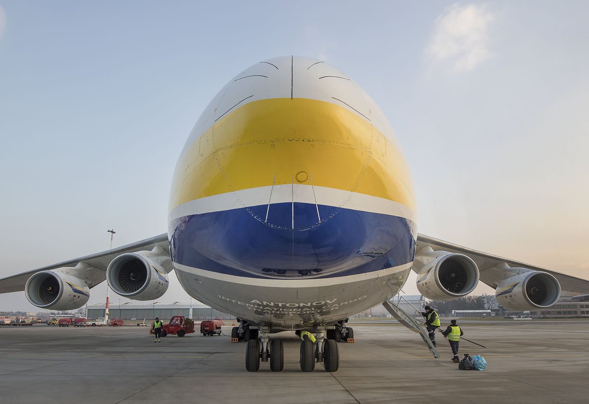 HamburgAirport's tweet photo. Da war sie gestern, die Antonov 124 ✈️,  und mit im Gepäck war ein 18 Tonnen Triebwerk für eine Boeing 747. Am  22. Februar fliegt die Antonov dann um voraussichtlich 13:15 Uhr leer  weiter nach Bologna. https://t.co/8xOeZwMglM