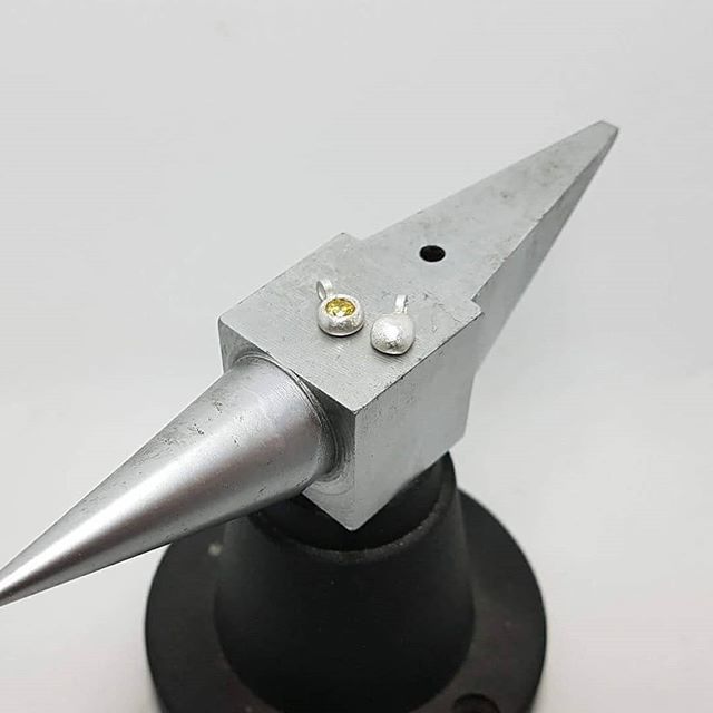 catt231's tweet image. Was practicing some flush setting last night after my class at the weekend... more practice needed
.
#flushsetting #silver #handmade #recycledsilver #practice #learning #vanillaink #vanillainkjewelleryschool ift.tt/2sIPAMJ