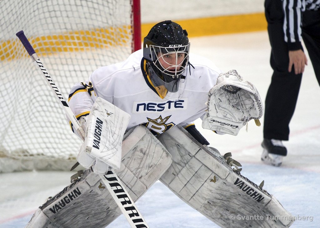 Blues_A_Ak's tweet photo. Painoon oli eksynyt vahingossa kuva @OttoTunturi :sta, joka on myös huippumaalivahti samassa joukkueessa, kuten alapuolella olevassa oikeassa kuvassa Daniel Ketonen!

Painatus pahoittelee virhettä...
@Blues_A_Ak https://t.co/gTuw8xV0IK