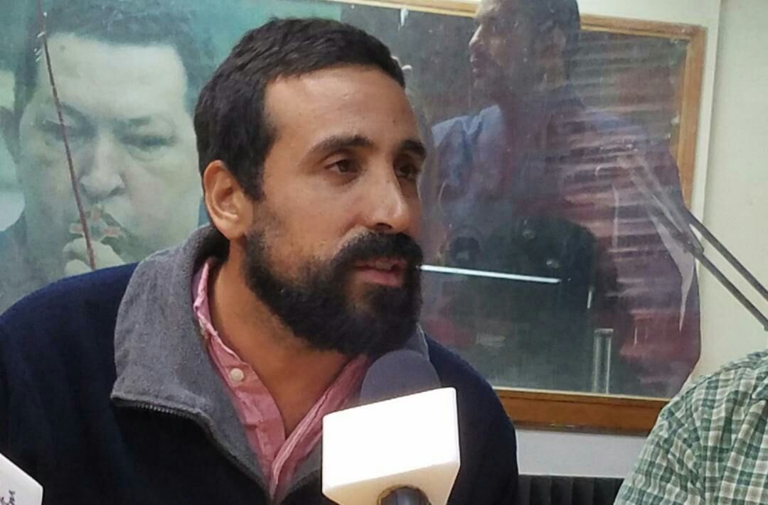 LounaRoja's tweet photo. 🎙️ Sandino Primera: Hoy mucha gente quiere una revolución y a veces su conducta es contrarrevolucionaria e irreverente, el canto de Alí es una guía para el Pueblo y se mantiene vigente #21Feb #EncuentroPopular #AlFuturoConElPetro  @JauaMiranda https://t.co/jLCO3nPXvO