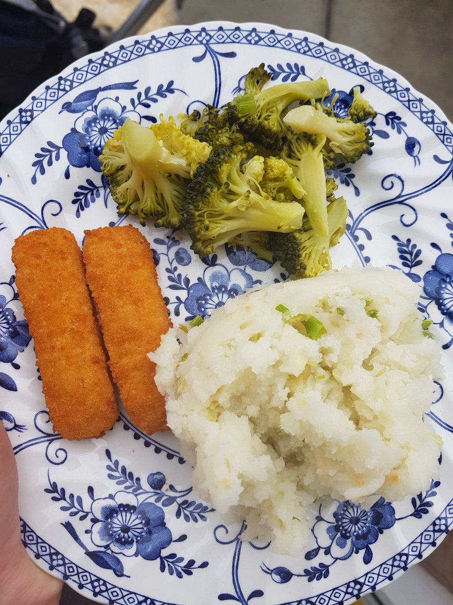 VegforSale's tweet image. It was a winner! butter bean and potato mash with spring onion and garlic, broccoli and @QuornFoods fishless fingers I had hiding in the freezer! #needtofoodshop #result #creativekitchen