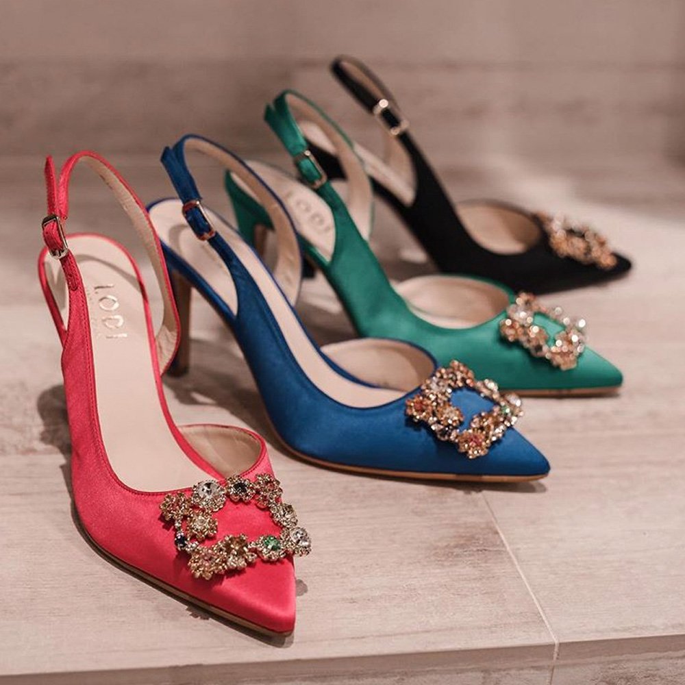 LODIshoes's tweet image. Salones de raso con pedrería. ¡Los más deseados, los más buscados! ❤️ ¿Qué color es tu favorito? lodi.es/es-ES/zapatos?…