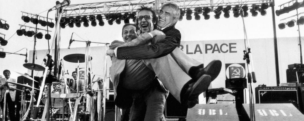 stefanocatone's tweet photo. 17 giugno 1983.
Benigni prende in braccio Berlinguer: Casini li stringe in un abbraccio.
Bernardo (assessore Formigoni, una vita con B.) รจ candidato PD a Varese, in competizione col sottoscritto. Non amareggiatevi, votate LeU :)
#PierferdHistory
#dovรจpierferdy
#iocentro https://t.co/2N705WW0vT