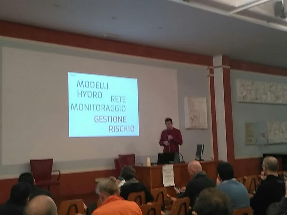 gfossit's tweet image. Massimiliano Cannata racconta istSOS al #FOSS4GIT 2018... tutto comincia con un DSS sul sul Lago Maggiore....