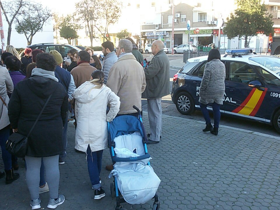 EISanJeronimo's tweet photo. Hasta la @policia nos apoya!! Solo falta la @policiasevilla. Por la educación pública y por la #EscuelaInfantil de #SanJeronimo @EducaAnd https://t.co/wLnxYOx7Pl