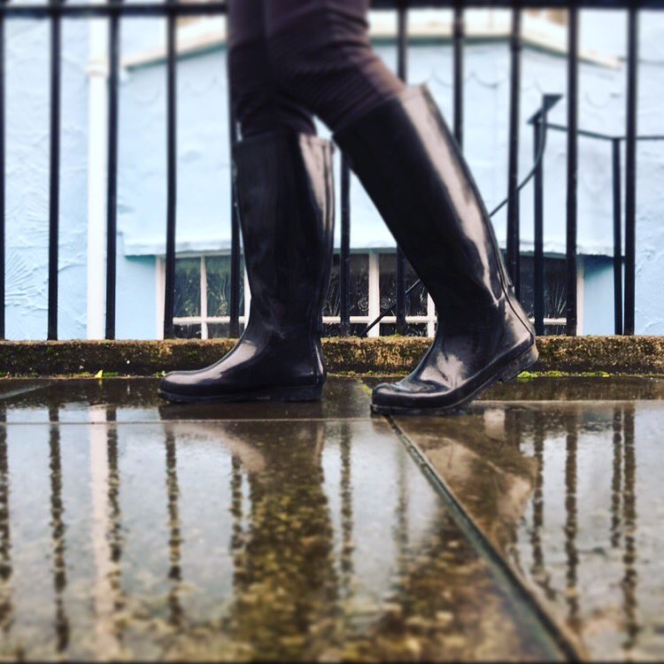 MudWellies's tweet photo. Come #rainorshine these boots are made for walking. #hepburn #inthemud #mudwellies #happyfeet https://t.co/injpKtLUtO