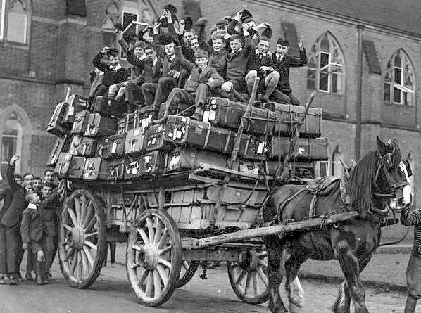 Ученики колледжа отправляются на Рождественские каникулы. Ардингли. Великобритания. 1926 г.