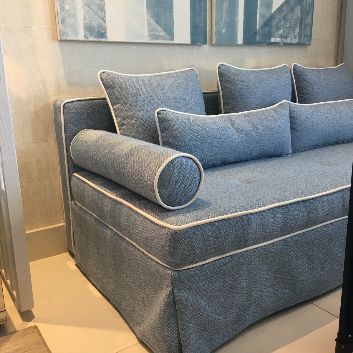 Loving this seating area, the contrast piping gives a beautiful, crisp &amp; smart finish
#pattern #texture #fabrics #seating #rugs #furniture #upholstery #lighting #interiordesign #interiordecoration #jojobradleyinteriors #decoration #colour #artwork #piping #contrast #blues