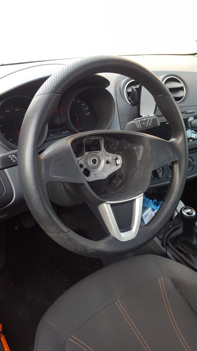 Suusth82's tweet photo. @wa_oosterhout05 wederom autoinbraak Willem Dreeslaan #3ekeer #autoinbraak #airbag https://t.co/uhs4lkb9EJ